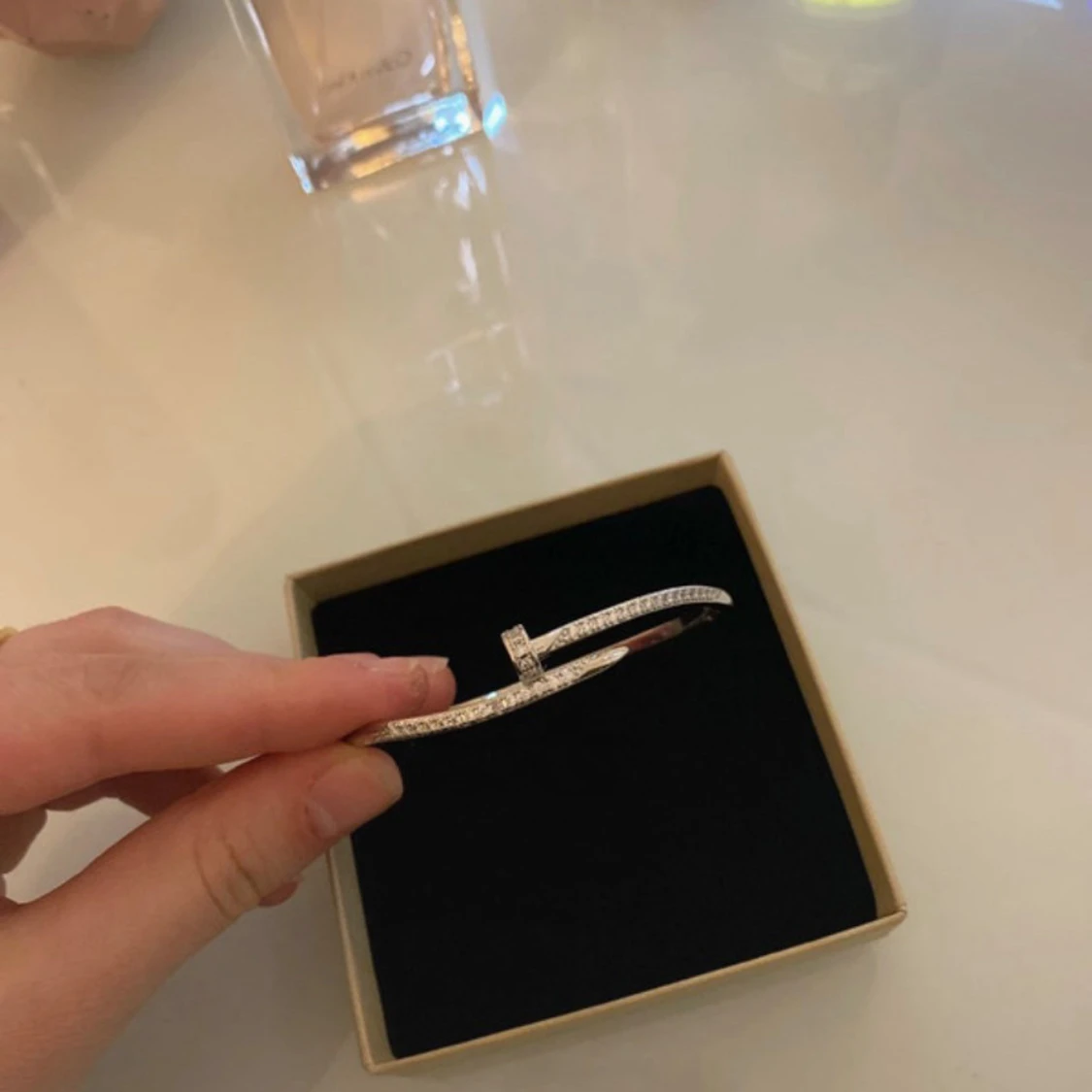 Glittrigt silverarmband med stenar