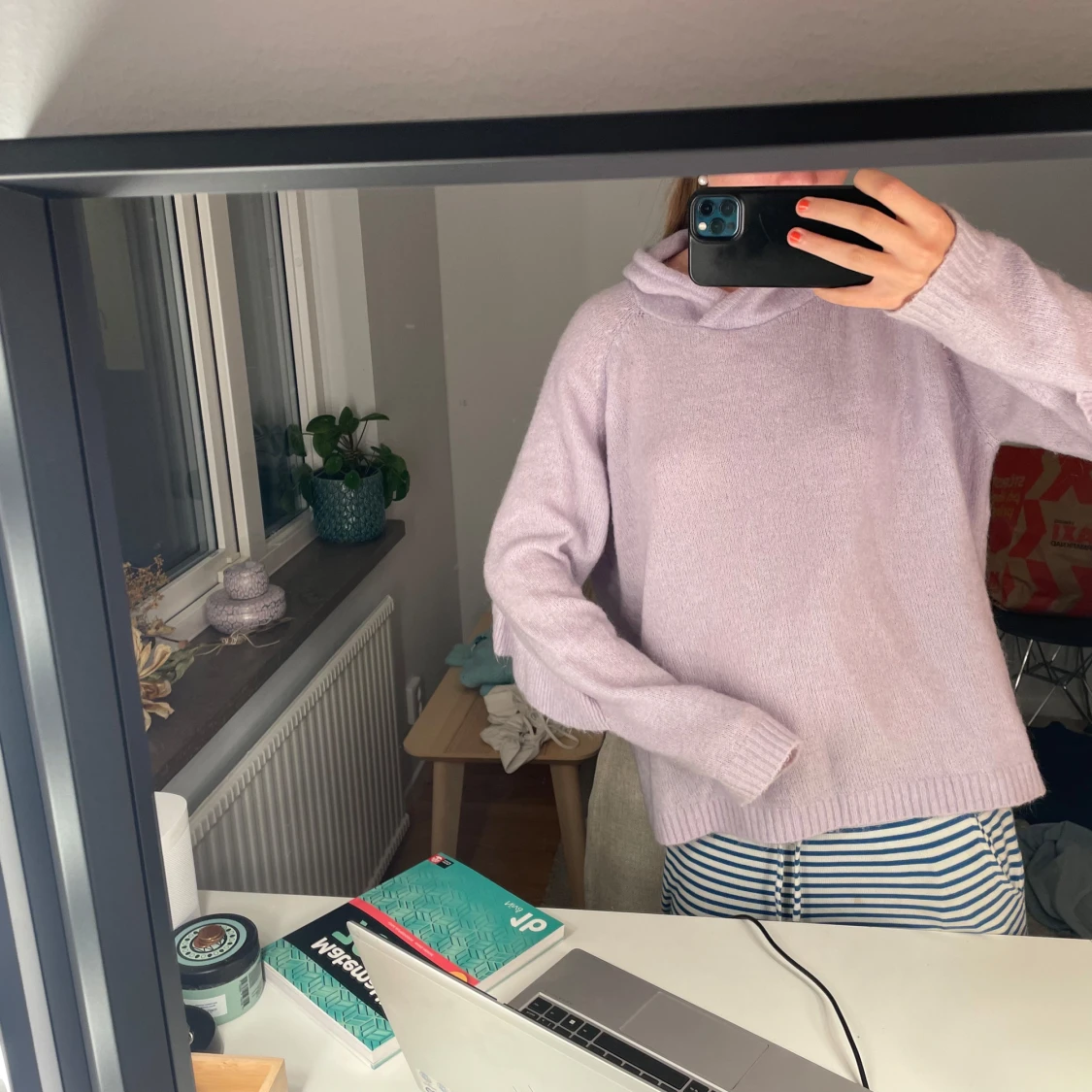 Ljuslila hoodie med volang från Coster