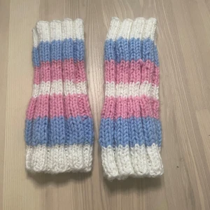 Stickade benvärmare  - Handgjorda stickade benvärmare med breda ränder i transflaggans färger. De är ribbstickade och supermjuka, perfekta att dra över skorna för en extra cozy vibe