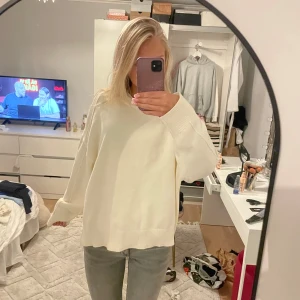 Vit stickad tröja från ASOS DESIGN - Säljer en oversized vit stickad tröja från ASOS DESIGN. Tröjan har rund halsringning, långa ärmar och ribbade muddar. Enkel och clean look som är lätt att matcha med jeans eller kjol. Perfekt för lager-på-lager under kyliga dagar.