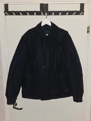 Stone Island Ghost Jacka - Säljer en mörkblå vinter jacka från Stone Island Ghost.. Jackan är i nyskick använd endast fåtal gånger med omsorg. Kvitto finns, priset kan diskuteras vid snabb affär. Nypris ca 17000 sek.