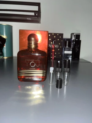 Stronger With You Amber parfym sample - Stronger With You Amber från Emporio Armani är en elegant parfym. Det här är en sample av parfymen,alltså inte hela flaskan. 1ml 2ml och 3ml är storlekarna man kan beställa. Det här är perfekt för dig som vill testa parfymen men inte har bestämt dig om du vill köpa hela flaskan än! 1ml kostar 20kr 2 ml kostar 40 kr och 3ml kostar 59 kr