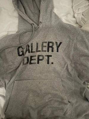  Gallery Dept hoodie - Riktigt skön hoodie den är i bra skick och den är 11 tusen på nypris och lägger ut den för ett bra pris på 800. Parfekt när som helst och jävligt fett