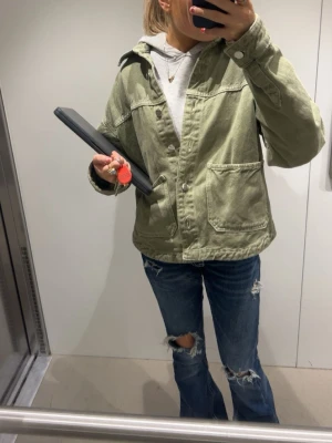 Grön jeansjacka med huva - Säljer den snygga gröna  jeansjackan från Zara!!! ANDVÖND fåtal gånger! Xxs -xs 
