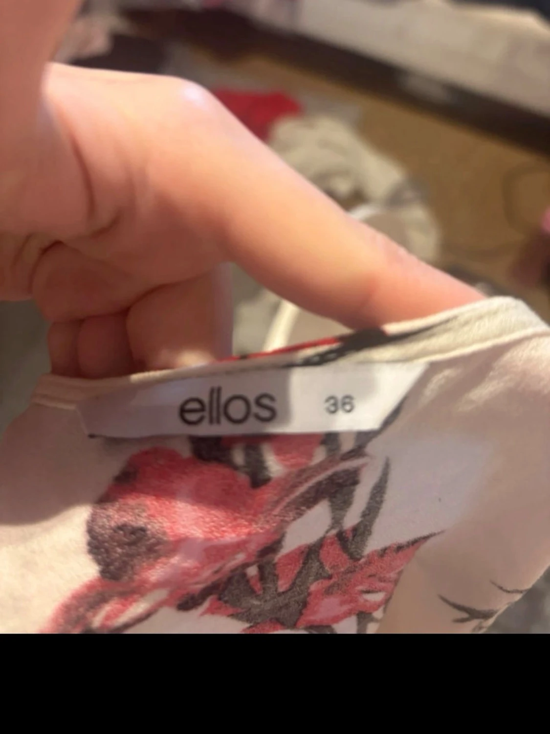 Vit omlottblus med blommigt mönster - 2