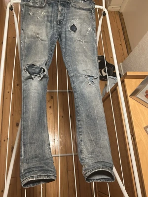 Blå slitna jeans med hål - Säljer ett par blå jeans med slitningar från jack jones, modell glenn 🇮🇹edition, säljs inte längre där av de högre priset än andra jack and jones jeans, personligen mitt favoritpar jaens genom tiderna! De är lite utöjda så skulle säga att de sitter mer som 28/29 i W! 
