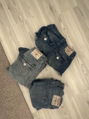 True Religion jeans, jeans shorts i olika färger - säljer två styckna true religion jeans och ett par shorts. Alla är i storlek w23 och väldigt bra skick! Shortsen andvända 6-7 gånger kostar ( ~ 420kr ) joey ( högra jeansen ) testade en gång! ( ~ 900kr )  Los waist special andvända fler gånger men fortfarande i super bra skick. Märks ingen andvändning! ( ~ 700kr )  PRIS KAN DISKUTERAS! 🥰🥰🥰
