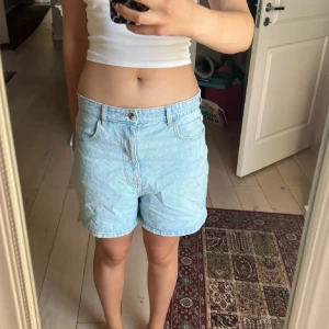 Ljusblå jeansshorts med hög midja - Säljer då de är för stora för mig och inte riktigt passar min stil längre.🤍🤍