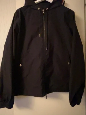 *** Moncler vindjacka*** - Svart vindjacka från Moncler.