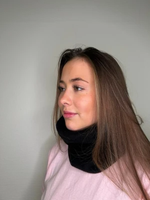 Svart tubhalsduk i fleece - Mysig svart tubhalsduk i fleece, vändbar med reflex på insidan!