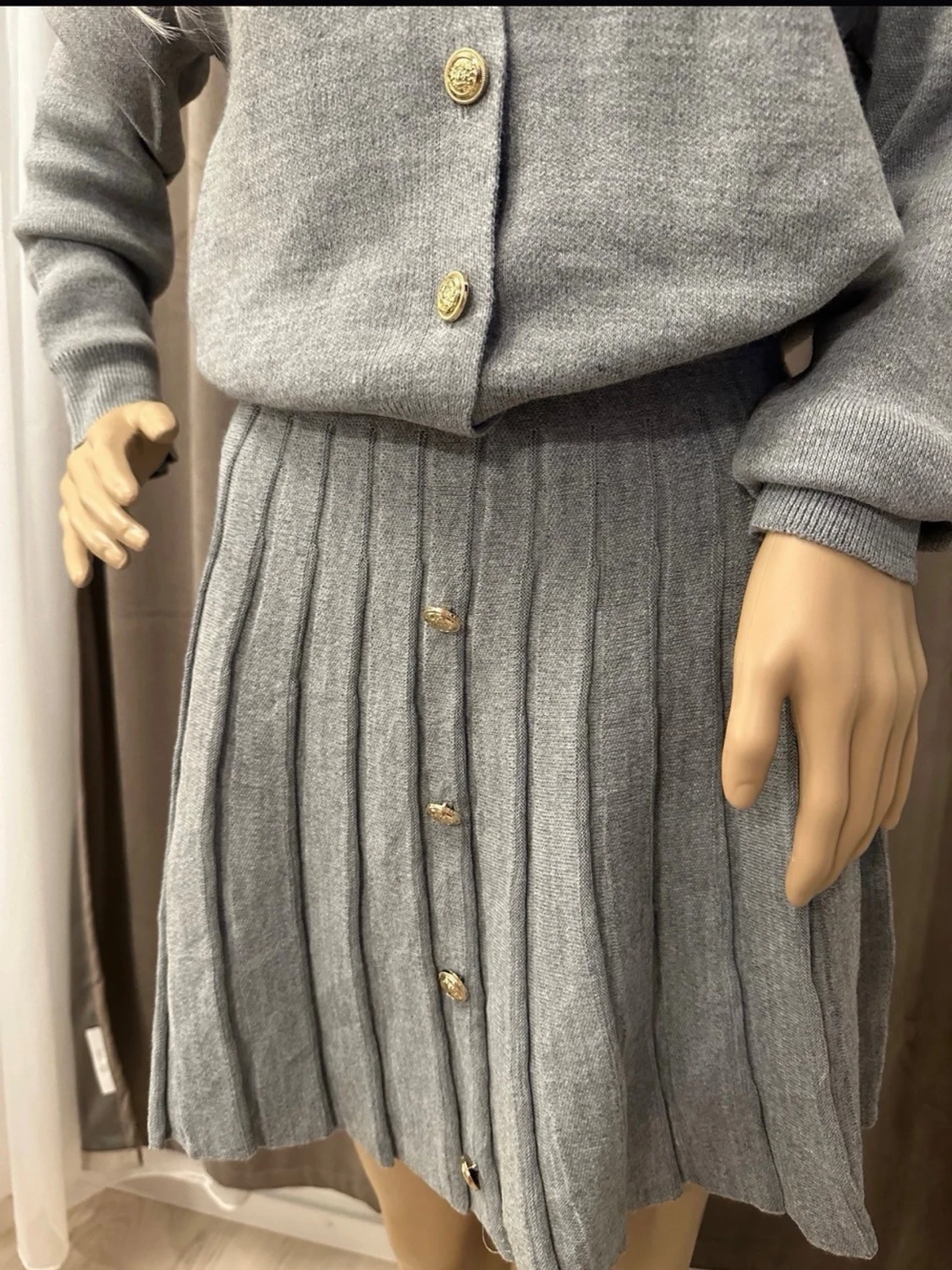 Grått stickat set med kjol och topp - 3