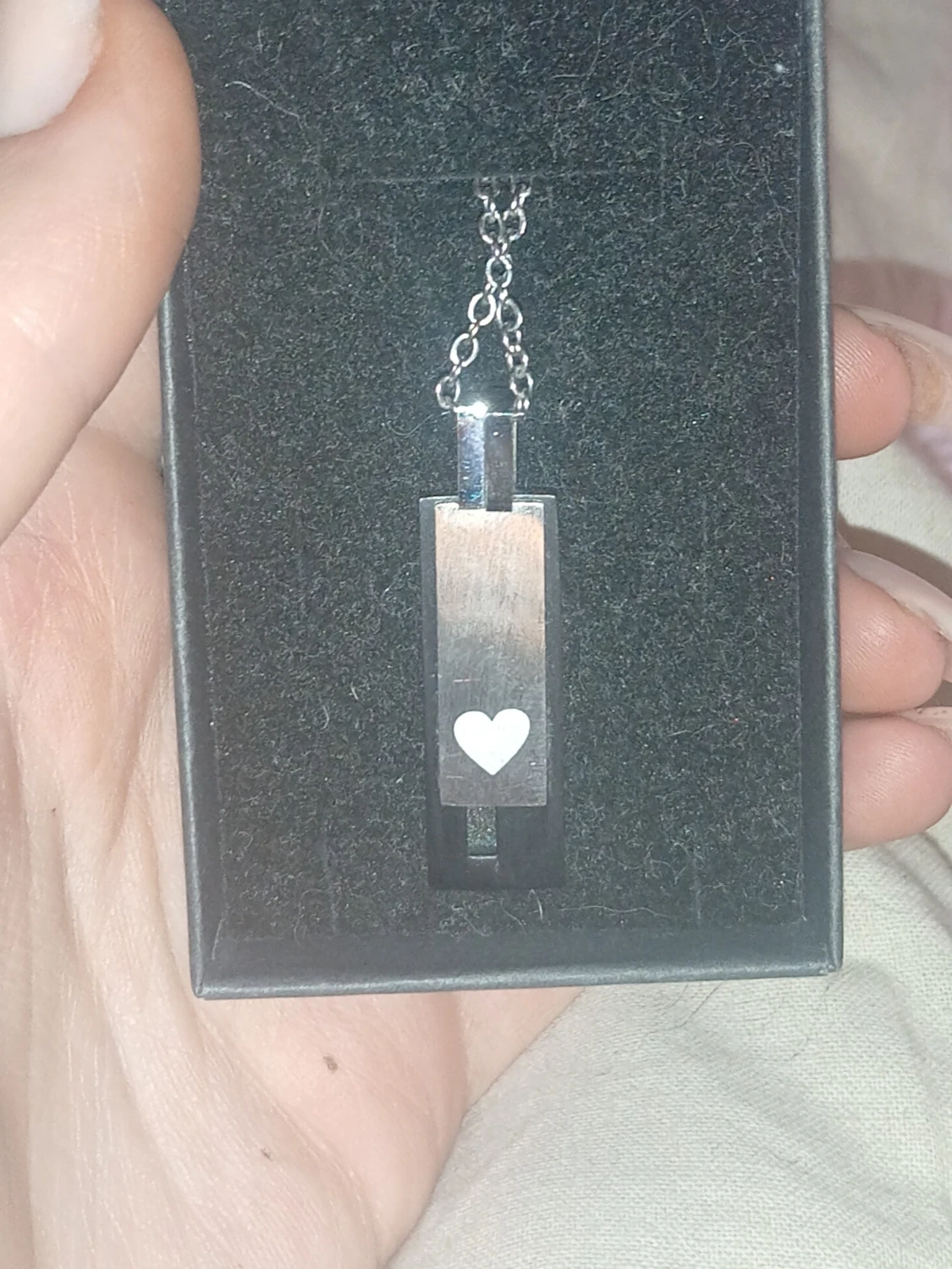 Silvrigt halsband med text och hjärta - 1