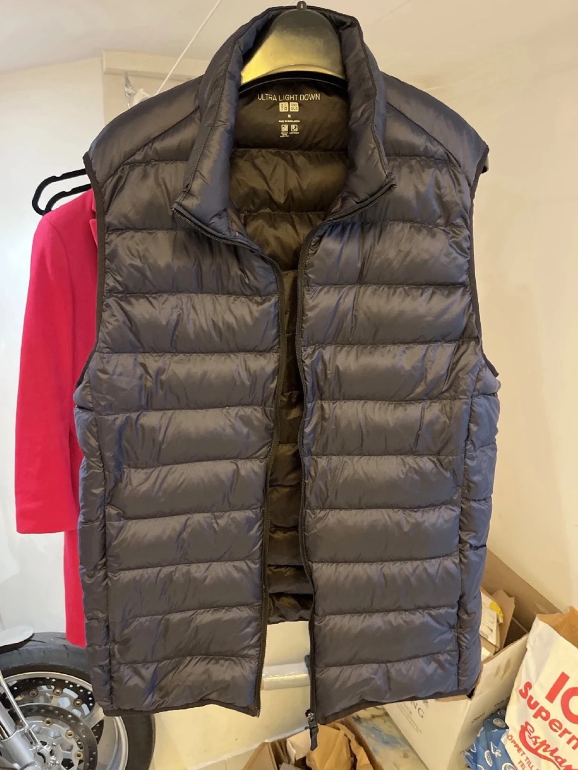 Svart dunväst från Uniqlo