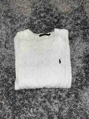 Stickad tröja från Ralph Lauren - Säljer en stickad tröja från Ralph Lauren som var för liten för mig! Storleken är S. Tveka inte på att höra av dig vid frågor😃 BVSA!!!