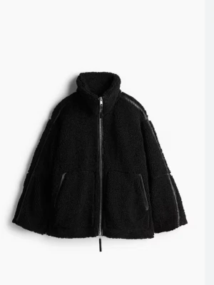 Trendig pile jacka hm - Trendig svart pile jacka med hög krage och grov dragkedja framtill. Jackan har stora fickor och en oversized passform som ger en chill vibe. Perfekt för kalla dagar när du vill vara både varm och snygg.