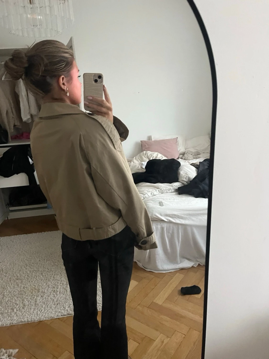 Beige cropped trenchcoat med knappar - 2