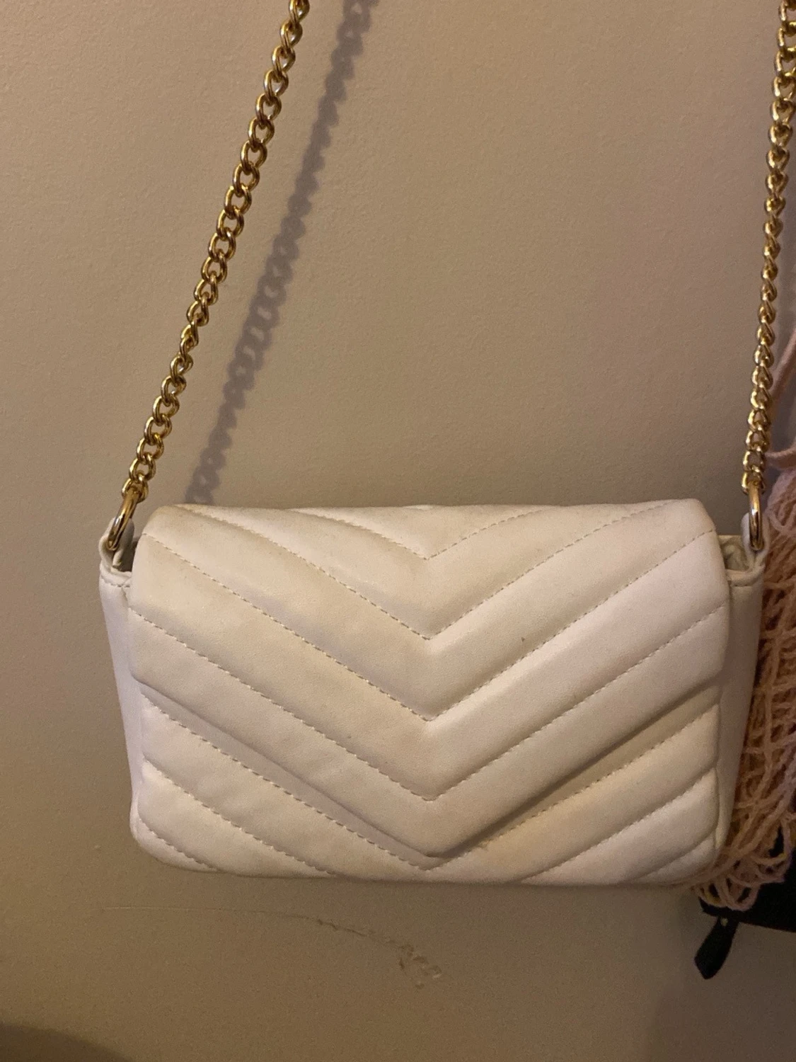 Vit quiltad axelväska med guldkedja - 1