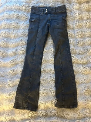 Jeans - Jag säljer dessa svarta bootcut jeansen ifrån hm. Dem är i storlek 164 och är slitna längst ner (bild 3) men annars i bra skick❤️