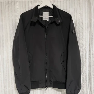 J.Lindeberg Jacka NYSKICK - Tja, säljer denna J.Lindeberg jackan i nyskick, har endast användts ett fåtal gånger. Den är storlek M och sitter storleksenligt, finns inte heller några defekter på den. Hör av er vid funderingar eller fler bilder🙌