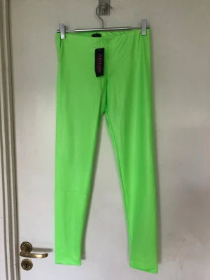 Neongröna tigths i storlek S/M. - Neongröna tights. Storlek S/M. Helt nya.