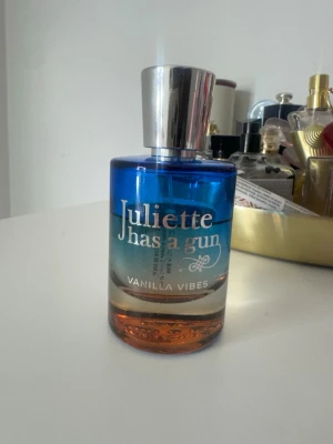 Juliette Has a Gun Vanilla Vibes EdP 50ml - Säljer Vanilla Vibes från Juliette Has a Gun 50ml, lite använd. Säljer då den ej passar min smak.