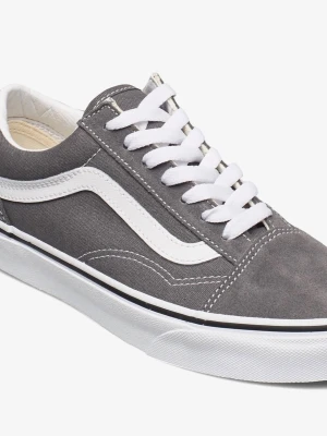 Gråa Vans Old Skool sneakers - Säljer ett par klassiska Vans Old Skool sneakers i grått med vit sula och vit sidestripe. Skorna har snörning, rund tå och är tillverkade i canvas och mocka för en snygg och tidlös look.