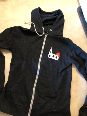 Zip up hoodie  - Köpt på junkyard 