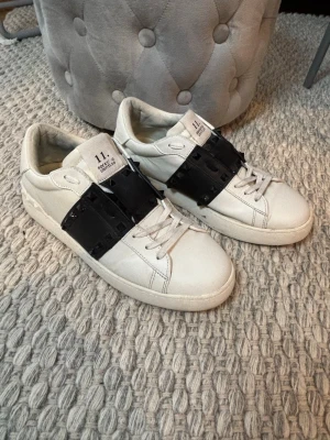 Valentino open skor - Säljer ett par Valentino open skor i fint skick. Fraktar samma dag.