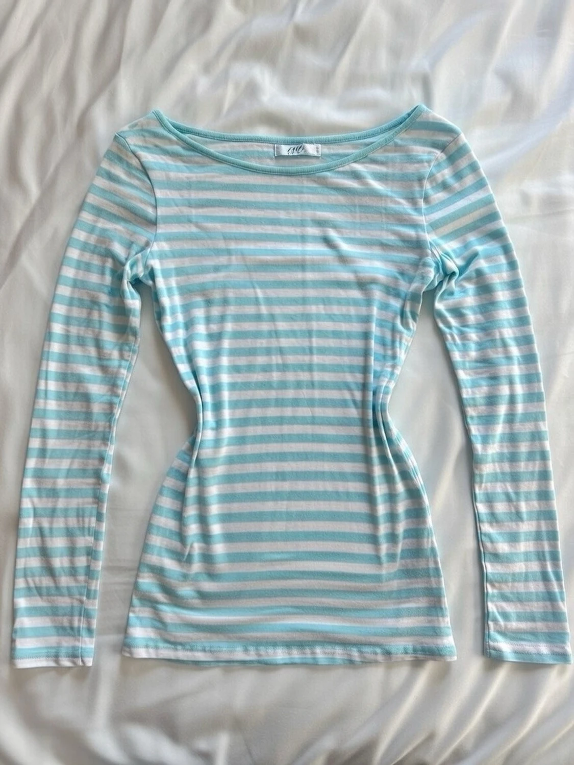 Ljusblå och vit randig långärmad topp