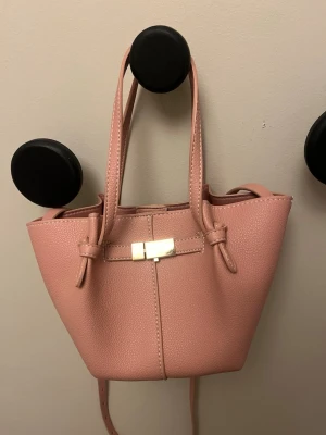 Rosa väska - Liten väska från Lindex, använd fåtal gånger. Säljer då den inte kommer till användning. Slutsåld.