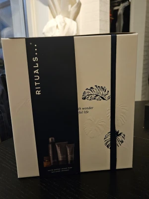 Rituals presentbox herr - Snygg presentbox från Rituals med svart band och stilrena bladmotiv. Innehåller flera produkter för kroppsvård, bland annat face scrub, schampoo, foaming shower gel, perfum.