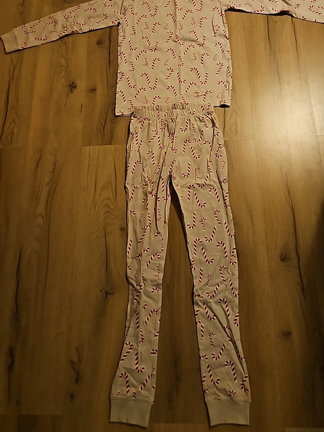 Beige pyjamas med polkagrisar