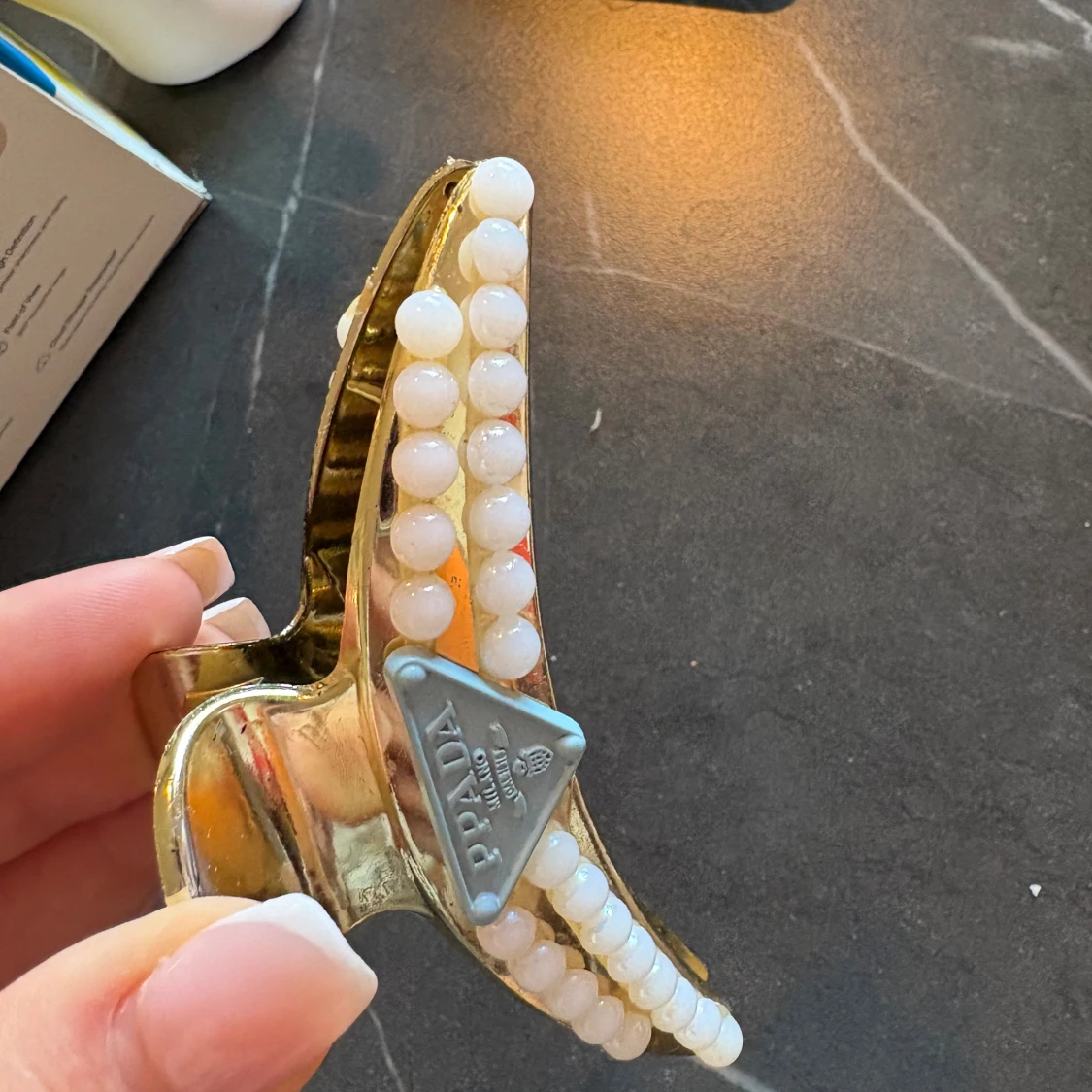 Guldig hårklämma med pärlor  - 1