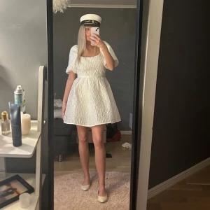 Studentklänning na-kd - Säljer denna såå fina studentklänningen från NA-KD. Den har puffärmar och öppen rygg. Helt slutsåld💕