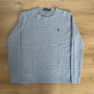 Ralph lauren tröja  - Hej säljer min tröja  som jag inte använder. längre Storlek S.