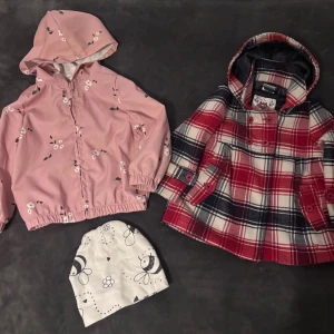 Jackor till flicka stl 86 - Fina jackor och en mössa till flicka. Helt och rent.