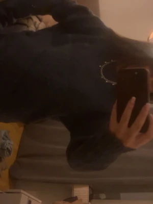 Mörkblå fluffig stickad tröja - Mysig mörkblå stickad tröja med fluffig känsla och rund halsringning. Tröjan har en enkel design och långa ärmar, perfekt för att hålla värmen under kyliga dagar. Passar dig som gillar en avslappnad och stilren look.