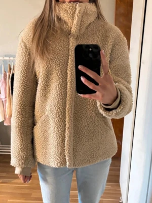 Beige teddyjacka med hög krage - Mysig lite varmare teddyjacka🩷