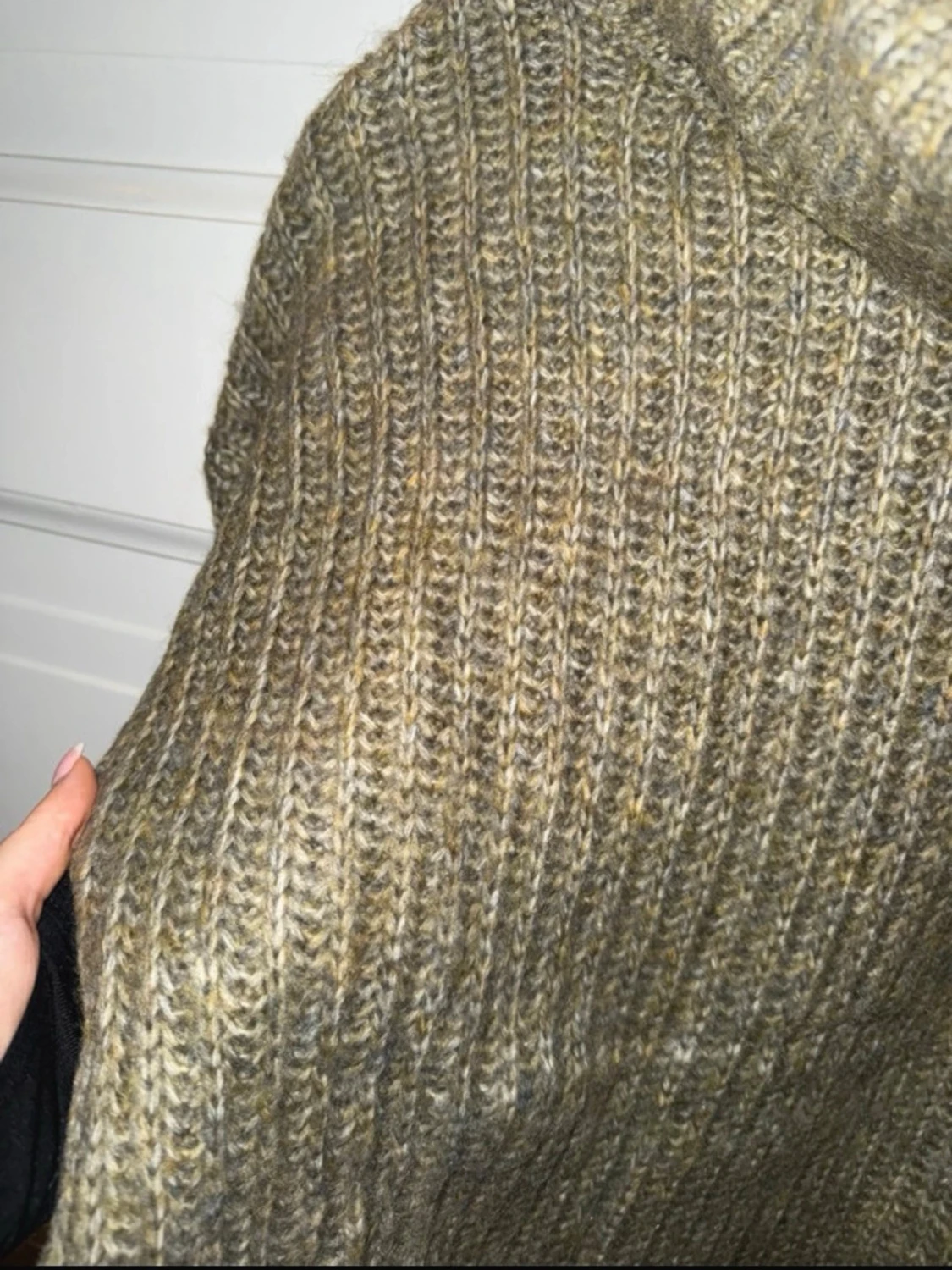 Olivgrön stickad polotröja - 1