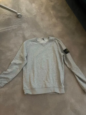 Stone island hoodie - Grå Stone island hoodie inga skador. Storlek S