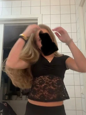 Svart spets topp - En svart topp med spets på magen. Säljer för att den är för liten nu, dock inte på bilden. Inget fel på den. Använd ca. 4ggr. Osäker på storleken och var den är ifrån. Perfekt till fest eller under en  kort tröja. Hör av dig vid frågor💕