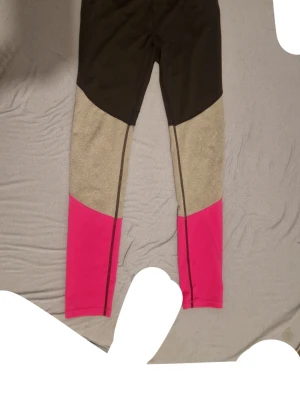 Färgglada träningsleggings från SOC - Säljer ett par snygga träningsleggings från SOC i storlek 146/152. De har blockfärger i svart, grå och knallrosa med trycket SOC/89 på ena benet. Perfekta för dig som vill sticka ut på gymmet eller under löprundan.