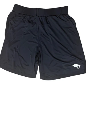 Mörkblå tränings-shorts - Mörkblå tränings-shorts 100% polyester. Shortsen har ficka och resorb som gör så att den sitter skönt över midjan.