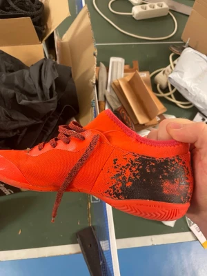 Adidas X 16.3 röda fotbollsskor - Säljer ett par Adidas X 16.3 fotbollsskor i rött med svarta detaljer och coolt splash-mönster på hälen. Skorna har snörning, låg profil och ovandel i syntetmaterial. Perfekta för dig som vill sticka ut på planen! Pris går att diskutera