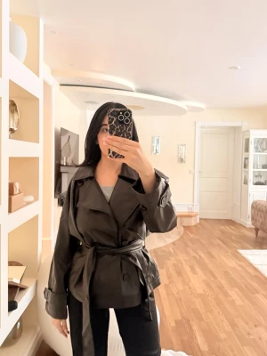 Helt ny kappa från Bik Bok – slutsåld i butik! - Säljer en helt ny, oanvänd kappa från Bik Bok i storlek S. Storleken är slutsåld på Bik Boks hemsida och väldigt eftertraktad  ✨ Ord pris är 1200kr