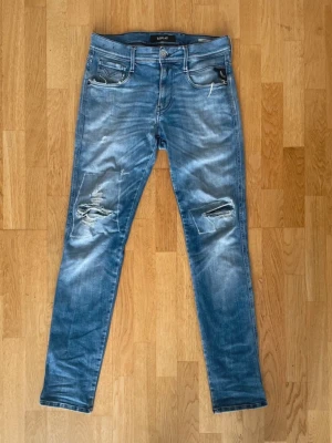 Replay Anbass - Ett par Replay Anbass med snygga slitingar. Storlek 29/32. Skriv ifall ni har nån mer fråga!