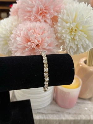 Guld tennisarmband med stenar - Helt ny aldrig använd. Rostfritt stål. Justerbar.