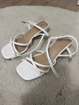 vita kort klackar - Vita korta klackar ifrån din sko, knappt använda och lätta att gå i 💓