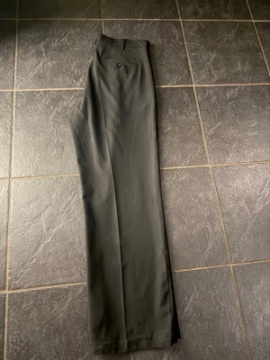 Kostymbyxor - Säljer dessa schyssta kostymbyxor från Vailent. I storlek 48. Skick 10/10 då dom inte används något! Skriv vid fler frågor eller funderingar! Pris går att diskuteras vid snabb affär!