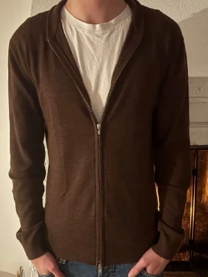 John Henric zip - Väldigt fin helzip från John Henric || Perfelt skick inga defekter || Mjukt och bekvämt material || Modellen är 182cm